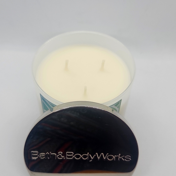 Bath & Body Works 3-Wick Scented Candle in Vivid Emerald NEW - Picture 3 of 4